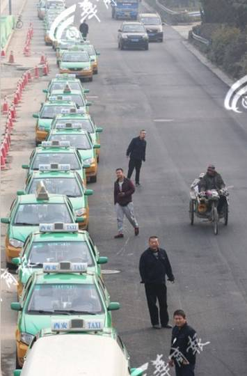 11月15日，西安西三环加气站，司机排队等候加气