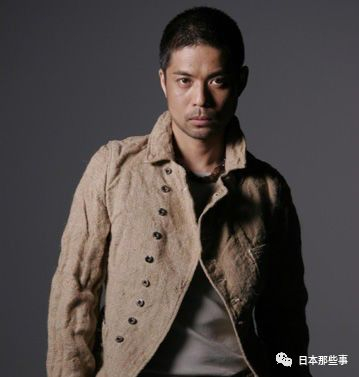 爆炸头的形象看起来也似乎更加混血。