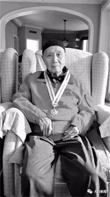 李布德佩戴着长征胜利80周年纪念章 图/山西晚报