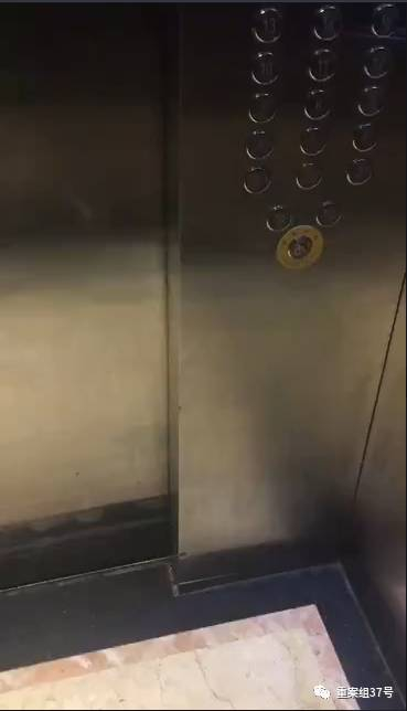 ▲保姆虐童事发电梯。新京报“我们视频”