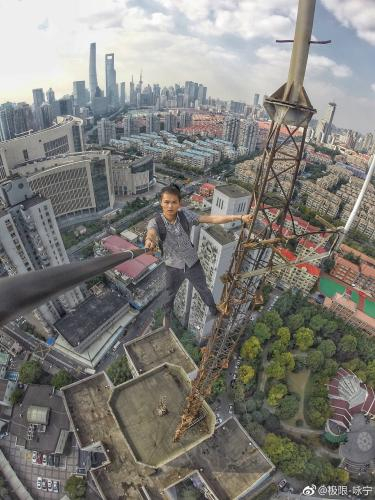资料图：吴咏宁进行高楼攀爬。 图片来源 吴咏宁微博