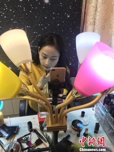  “百变阿秀”正在直播化妆。　刘林 摄