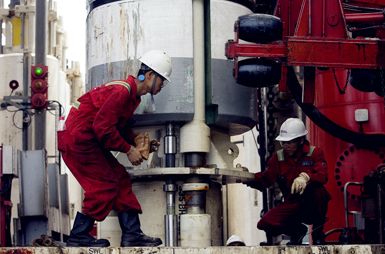 “海洋石油981”技术人员在工作。图片来源：视觉中国