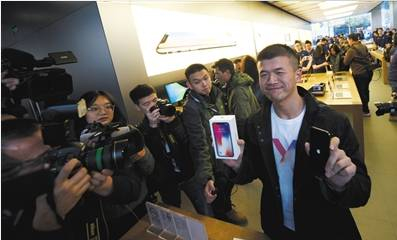 ▲11月3日，苹果三里屯直营店购买苹果手机的顾客。图片来自@新京报