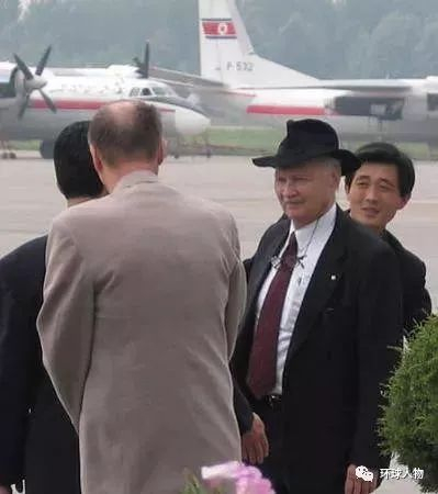 2004年，斯特朗（右二）抵达平壤