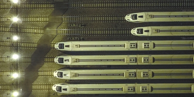 　　12月2日，部分CRH3A型动车组列车停靠在中国铁路成都局集团有限公司成都动车段。这些列车将在西成高铁全线通车后正式投入运行。 新华社记者 薛玉斌 摄