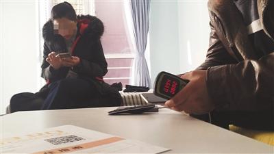 　　11月17日，东城区夕照寺街某小区自如出租房内，空气质量检测仪上显示甲醛浓度是0.394毫克/立方米，仪器显示红灯，并发出报警声。