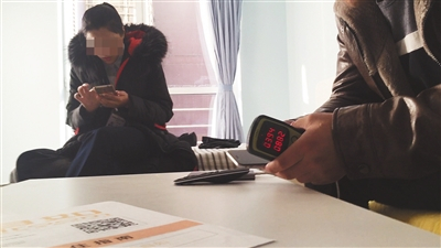 　　11月17日，东城区夕照寺街某小区自如出租房内，空气质量检测仪上显示甲醛浓度是0.394毫克/立方米，仪器显示红灯，并发出报警声。