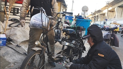 12月16日，左安路，一电动车维修店店员正在为电动车更换控制器。新京报记者 王嘉宁 摄