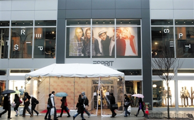 因为产销皆不畅，Esprit门店中经常会有超幅度打折活动。图/视觉中国