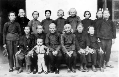 1984年，参加《红色娘子军史》审稿会的老战士合影。
