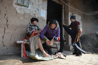 吴桂英帮公公换裤子