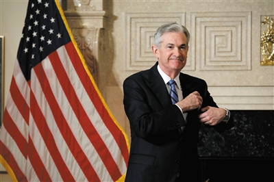 当地时间2018年2月5日，美国华盛顿，刚过完65岁生日的鲍威尔正式宣誓就职，成为第16任美联储主席。