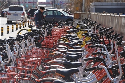 近日，摩拜单车、ofo已取消月卡优惠，从每月1元或2元恢复到每月20元。图/视觉中国