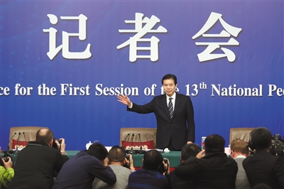 昨日，梅地亚中心，商务部部长钟山回答记者提问。他表示通过“降虚火”“挤水分”，使得企业对外投资更加稳健、更趋理性。 新京报记者 侯少卿 摄