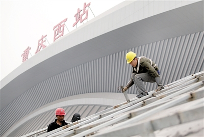 重庆西站广场，工人施工。