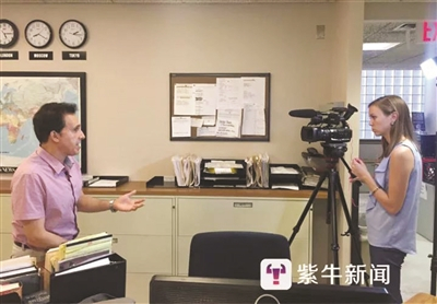  麦楷姝（右）在工作中。