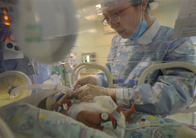 目前，三胞胎姐妹正在新生儿科，情况稳定