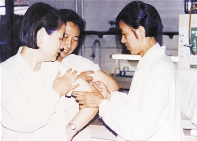 1975年8月29日，陶其敏（左一）在自己身上实验肝炎疫苗。