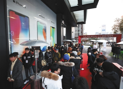 2017年11月24日，韩国首尔果粉排起长龙等待购买iPhone X手机。 图/视觉中国