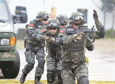 特勤官兵进行战术训练。 解放军报 图