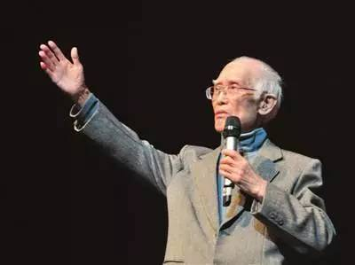 ▲“童年的天空啊，看不见风筝，看到的是轰炸机”。战火中一路逃难的童年，是“乡愁”萌发的最初土壤。