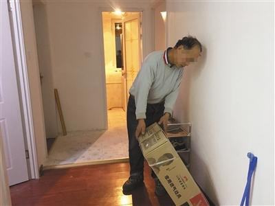 　　12月7日，通州区永顺镇新建村二期小区，一名装修工人正准备去装燃气灶。该套房子的三个房间已经有租户入住。