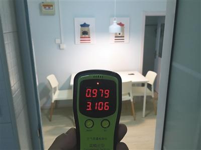 　　近日，新京报记者探访了多间自如出租房发现，部分房屋疑甲醛超标，且都存在刚装修完不久就出租的情况。 新京报记者 大路 摄