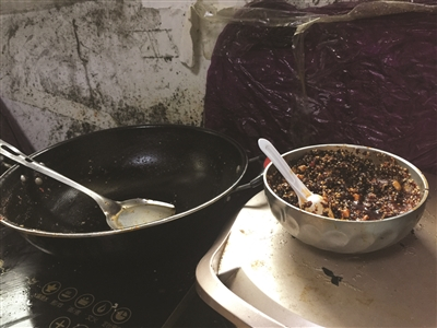 妈妈每次回家，都会熬制一碗辣椒酱。