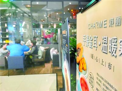 　港丽港汇店对自带酒水收100元酒水服务费　/晨报记者　朱影影