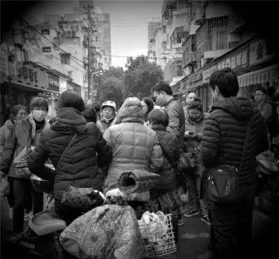 &nbsp;聚集在警察局门口商讨对策的“宝粉”