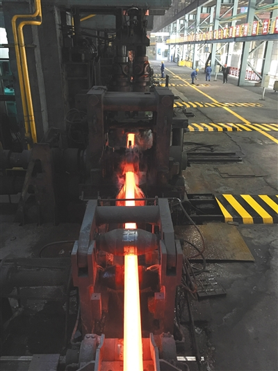 2017年12月，华西村正在生产的高线厂。新京报记者 彭彬 摄