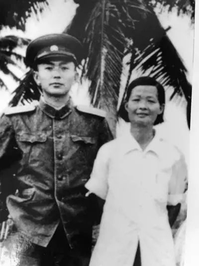 1956年，前去采访的刘文韶（左）与冯增敏在乐会县合影。