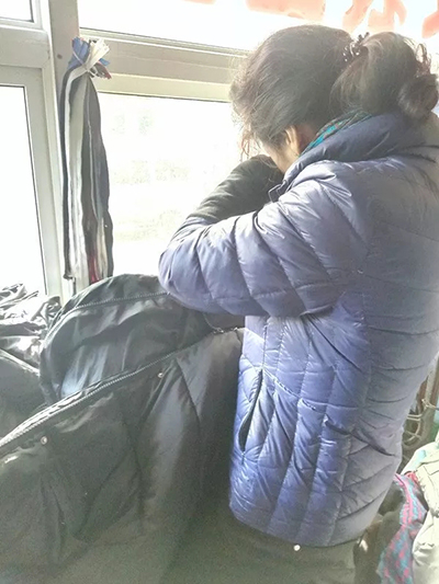 栾母以织补干洗为生技，家庭并不富裕。