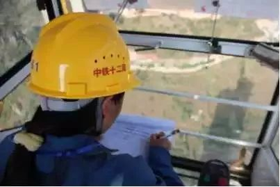 我在认真填写塔吊日常维护检查记录。