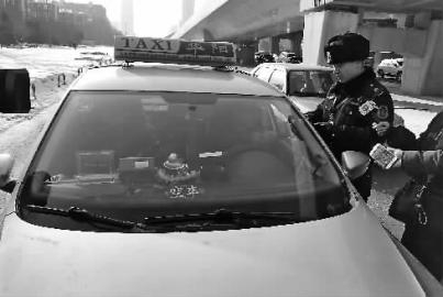 运管办执法人员检查出租车 本组图片 新文化记者 王强 摄