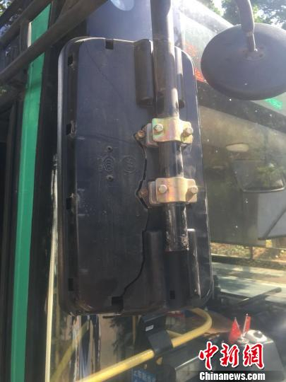 公交车车头右侧撞上围墙，后视镜破裂。警方供图