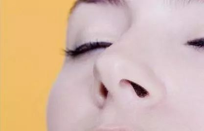 戴过重的眼镜