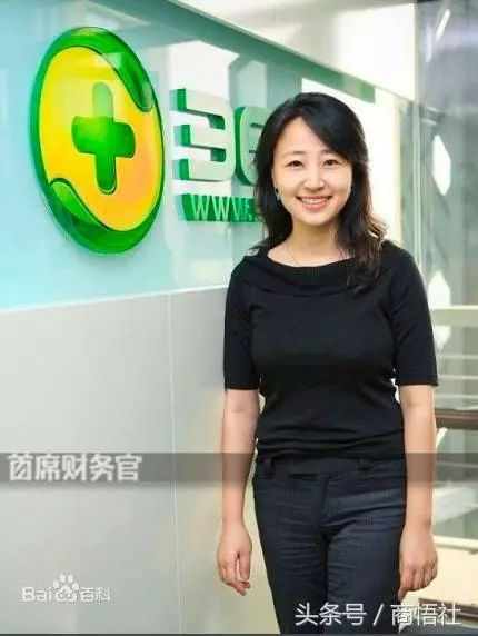 周鸿祎携夫人胡欢敲钟，网友评价：远看像董明珠，近看像金星