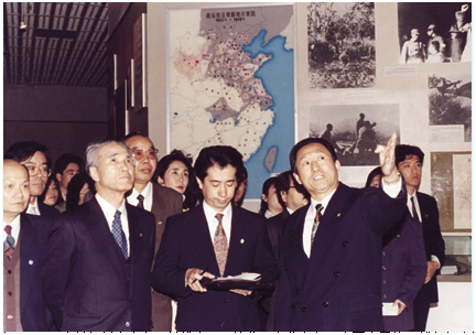 1995年5月，日本首相村山富市（前排右三）访华，在北京参观中国人民抗日战争纪念馆。