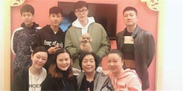 胡明轩晒与家人合影:即将步入紧张的训练