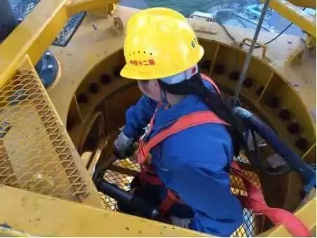  对塔吊进行维护保养。