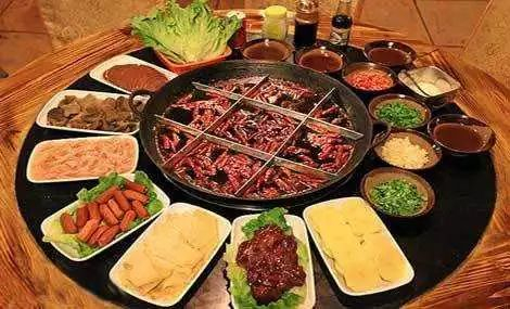 ▲典型的重庆九宫格火锅。