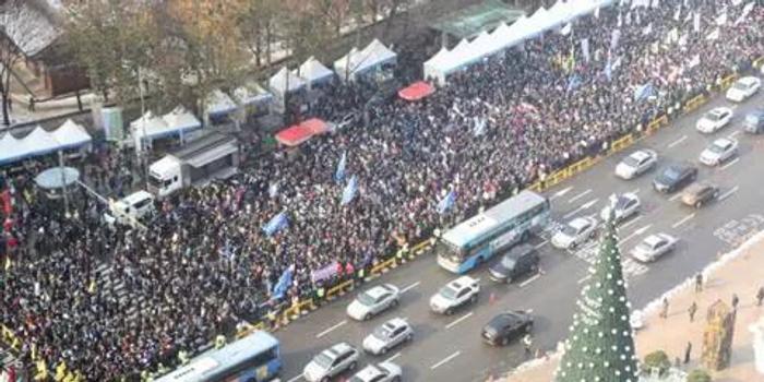 韩国爆发反文在寅医改集会,3万医生手举标语