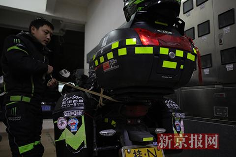 邓军在打包行李。