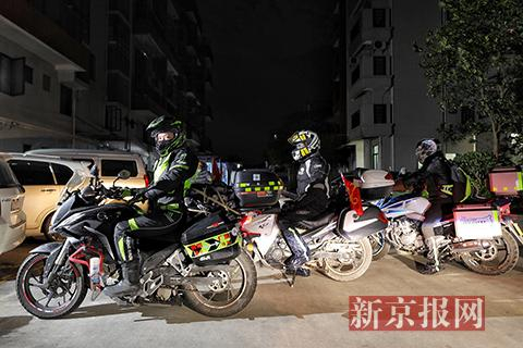 准备出发的三人。 新京报记者 王飞 王子诚 摄