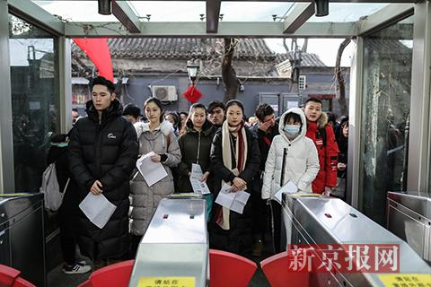 考生们在校门外等候进场。