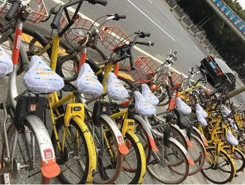 　　▲共享单车被套上广告座椅套 图片来源：摩拜提供