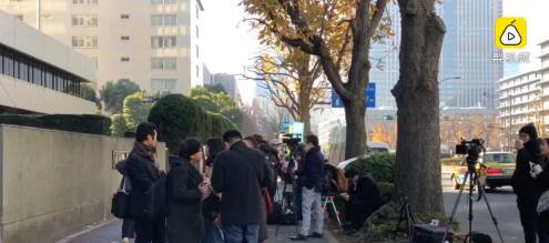 裁判所外聚集多家媒体 截图来源：梨视频