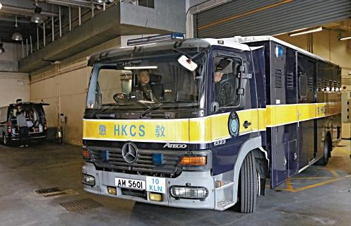 周向荣、陈冠忠被囚车押走前往服刑。图片来源：香港《大公报》。